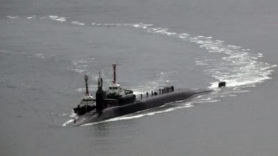 USS Michigan närmar sig marinens bas i Busan i Sydkorea den 25 april 2017.