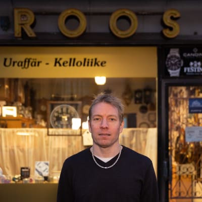 Urmakare Eric Roos framför uraffären i Ekenäs. 