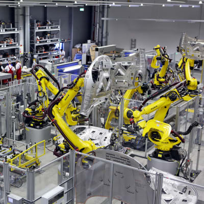 Svetsrobotar gör Porsche Macan på nya fabriken i Leipzig, Tyskland