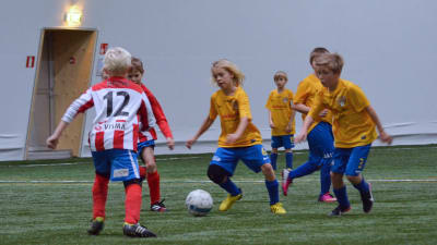 Juniorer spelar fotboll i allaktivitetshallen i Ingå.