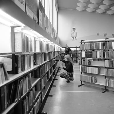 Kirjastonhoitaja laittaa kirjoja hyllyyn Rauman kirjastossa 1968.