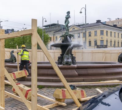 Havis Amandan patsaan suojaaminen jääkiekon MM-kisojen mitalijuhlaa varten.