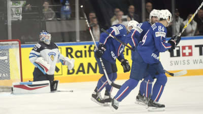 Joonas Korpisalo deppar, franska spelare firar.