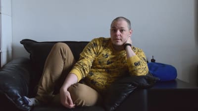 James MacDonald sitter i en fåtölj och ser in i kameran.