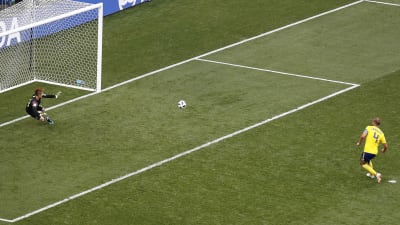 Andreas Granqvist sätter en straff mot Sydkorea i VM 2018.