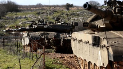 Israeliska stridsvagnar vid gränsen mot Libanon.