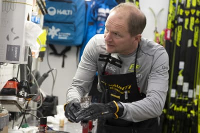 Mika Venäläinen vallar ett par skidor.