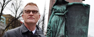 Henrik Meinander tycker det är pinsamt att Runebergs staty inte talar svenska.