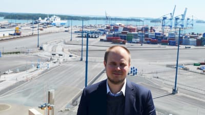 Andreas Slotte ser till att trafiken löper till och från Nordsjö hamn.