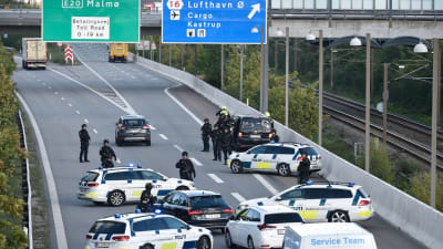  Dansk polis spärrade av vägen mot Öresundsbron på fredagen.