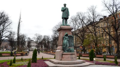 Runebergs staty talar inte svenska förrän nästa år.