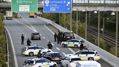 Den danska polisen har stängt av trafiken i riktning mot Sverige.