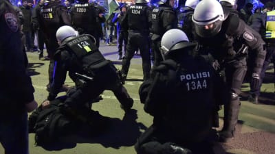 Polisen ingriper mot dememonstranter på Finlands självständighetsdag.