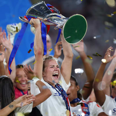 Lyonin norjalaispelaaja Ada Hegerberg nostaa Mestarien liigan voittopokaalia.