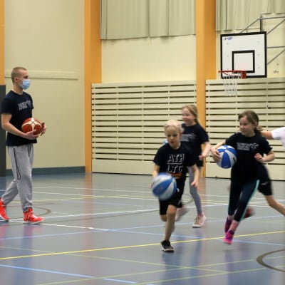 Savonlinnassa pyörii maksuton koripallokoulu 6–9-vuotiaille