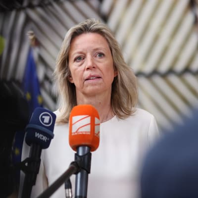 Nederländernas försvarsminister Kajsa Ollongren framför journalister i Bryssel