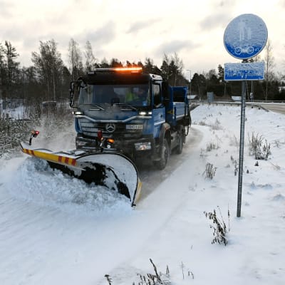Aura-auto puhdisti kevyen liikenteen väylää lumesta Jorvissa Espoossa maanantaina 17. tammikuuta 2022.
