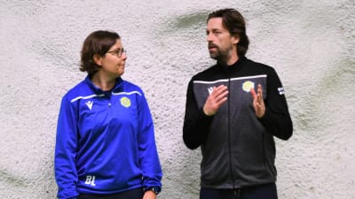 KyIF-tränarna Birgitta Lindholm och Sebastian Aarnio under ett träningspass hösten 2021.
