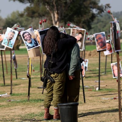 Kuvassa Novan festivaalilla Israelissa kuolleiden nuorten kuvia