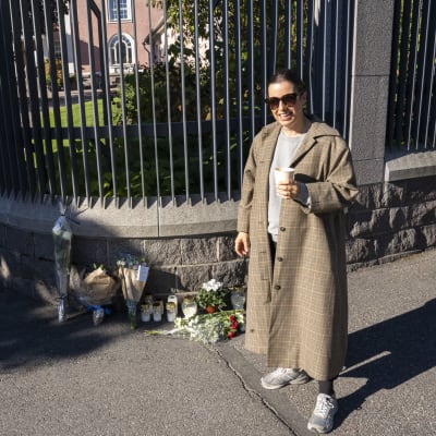 Annika Väisänen-Mattila vei kukkia ja kynttilöitä Iso-Britannian suurlähetystön eteen 9.9.2022.