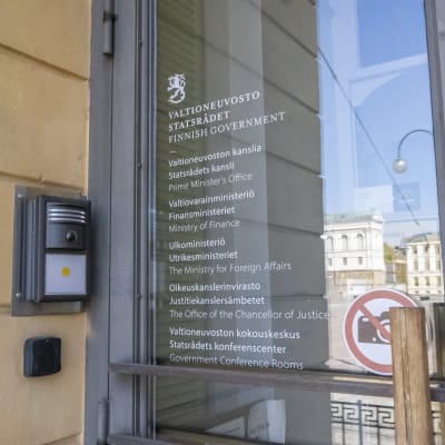 Valtioneuvoston linnan pääovi.