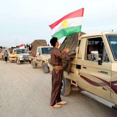 Kurdiska Peshmergastyrkor på väg till Kobane köar vid den turkiska gränsen.