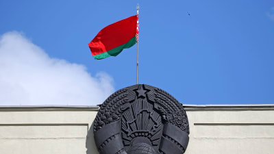 Belarus officiella röd-gröna flagg vajar från en flaggstång.
