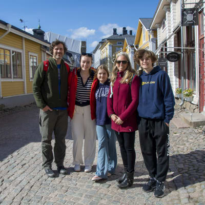 Fem medlemmar av familjen Parkington från USA turistar i Gamla stan i Borgå.