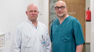 Plastiikkakirurgi Junnu Leikola ja erikoislääkäri Janne Kääriäinen tekevät 6-vuotiaan Nestorin leuan venytysleikkauksen yhteistyönä.