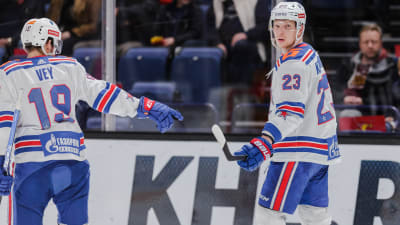 Joonas Kemppainen åker runt på isen.