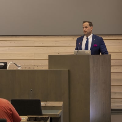 Kemijärven uusi kaupunginjohtaja Pekka Iivari pitää voitonpuhetta kaupunginjohtajavaalien jälkeen puhujanpöntössä.