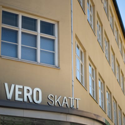 Verohallinnon pääkonttori, jonka seinässä lukee "Vero".