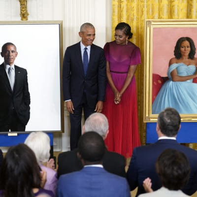 Barack och Michelle Obama under en ceremonin i Vita huset där deras officiella porträtt avtäcktes den 7 september 2022.