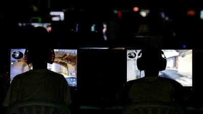 Ungdomar som spelar datorspel.