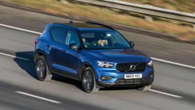 En blå Volvo av modellen XC60 på en väg.