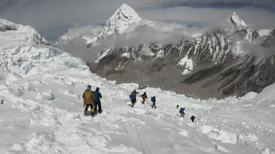 Bild från Mount Everest den 29 april 2018 där bergsklättrare är ute på promenad.
