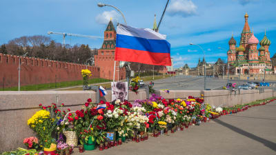 Blommor och foton förs regelbundet till den plats nära Kreml i MOskva där oppsitionspolitikern Boris Nemtsov mördades. Myndigheterna har inte tillåtit att et permanent minnesmonument ska resas på platsen.
