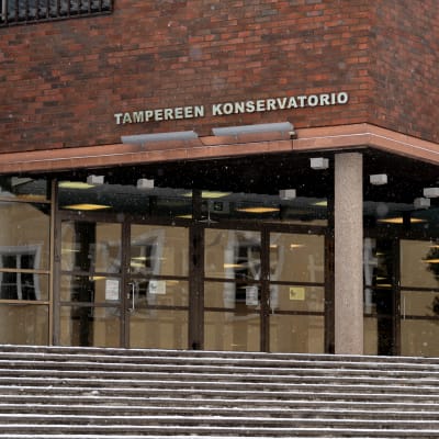 Tampereen konservatorion talvinen julkisivu.
