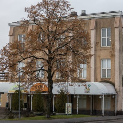 Ett affärshus med rappad fasad.