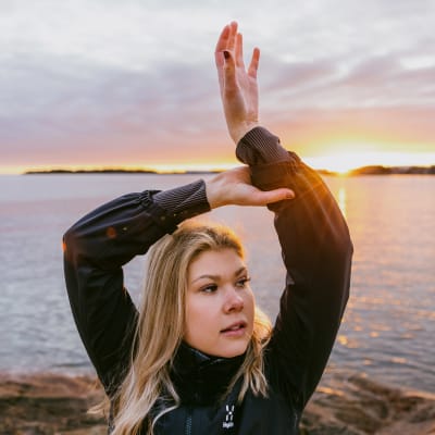 Sallamari Nieminen kuvattu auringonlaskun aikaan Eirassa Helsingissä.
