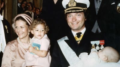 Kronprinsessan Victoria vid prins Carl Philips dop 1979. 
