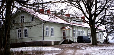 Folkhögskolebyggnaden i Västankvarn i Ingå, uppförd år 1895 efter ritningar av arkitekten Karl Hård af Segerstad.