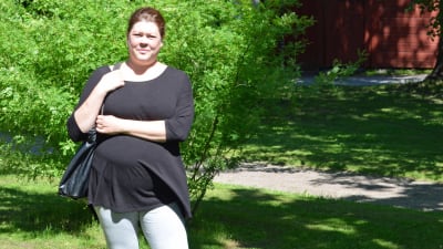 Ulrika Biström är besviken på eftervården på Jorvs sjukhus, men nöjd med den i Lojo. Hon har fött ett barn på Jorv och ett i Lojo.