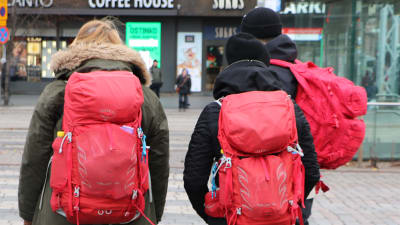 En bild på röda ryggsäckar.