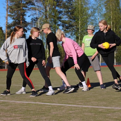 Leirikoulua viettävät Kimpisen koulun kuudesluokkalaiset pelaavat tunnelipalloa Tanhuvaaran urheiluopistolla.