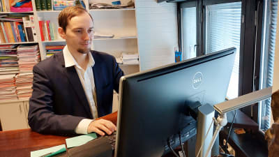 Man står framför en datorskärm. Stadsdirektör Christoffer Masar.