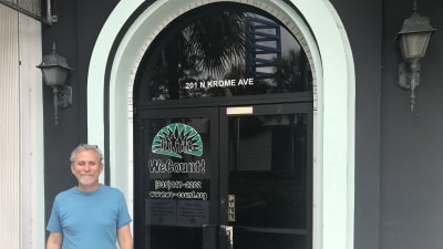 Jonathan Fried utanför We Count-organisationen i Miamitrakten.
