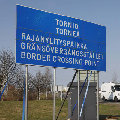 Skylt med text om gränsövergångsstället i Torneå.