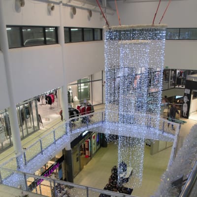 Vy över köpcentrum som dekorerats inför jul. 