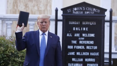 Trumps vandring och uppträdande vid en kyrka nära Vita huset har fått omfattande, svidande kritik.